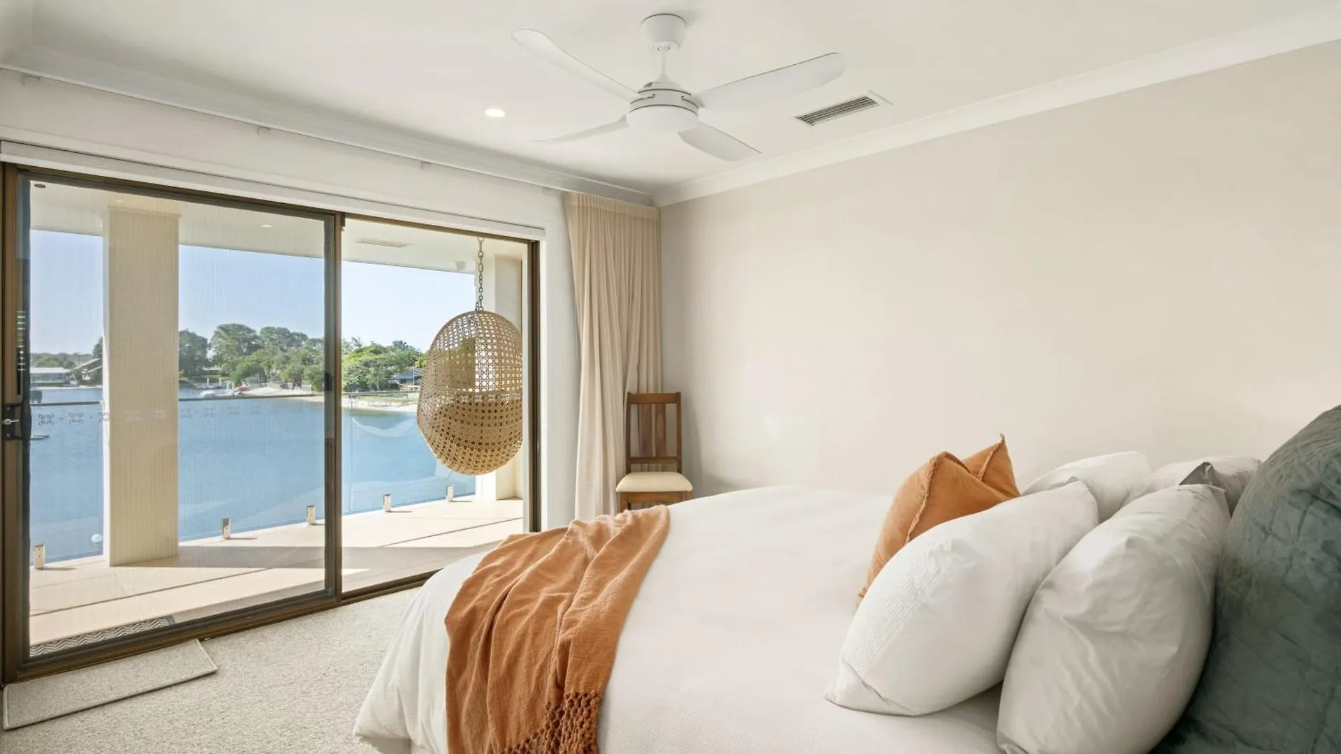 Waterfront Bliss On Maroochydore Canal Holiday home